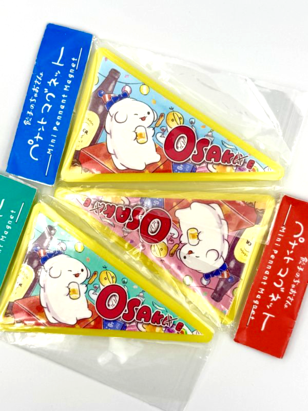 餃子のちゃおさん｜餃子居酒屋 三角磁鐵 餃子のちゃおさん原創插畫,餃子在居酒屋喝酒的歡樂場景,做成三角造型磁鐵。三色可選,適合冰箱、白板、辦公室使用,也是送禮的可愛小物。