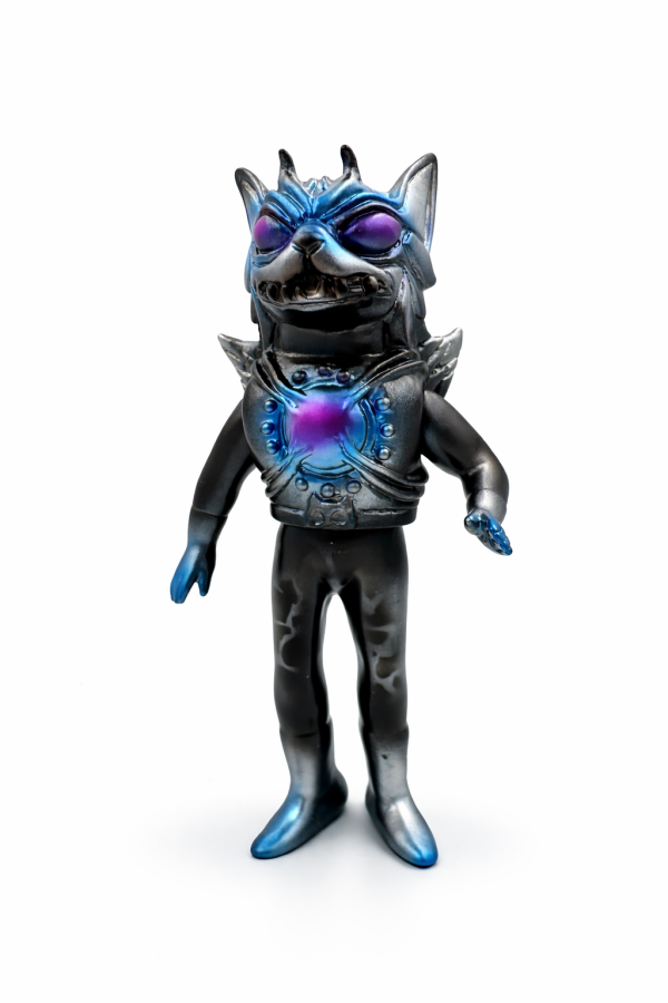 Re:BOOT  怪獸戰士系列全套(限定色） FIG.LAB 推出 Re.Boot 2 系列設計師玩具,以藍紫漸層電鍍質感打造未來怪獸角色。細節雕刻鮮明、風格強烈,適合收藏與展示的限量藝術玩具作品。