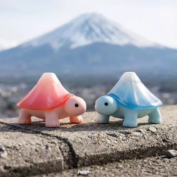 noid | 《楽亀》 noid, noid design, 楽亀, 樂龜, 富士山烏龜, 富士山公仔, 烏龜公仔, 烏龜玩具, 龜公仔, 富士山玩具, 日本富士山, 日本設計師玩具, 透明公仔, 漸層公仔, 閃粉公仔, 可愛公仔, 療癒公仔, 設計師玩具, 藝術玩具, 潮流玩具, 收藏玩具, art toy, designer toy, collectible figure, Space3