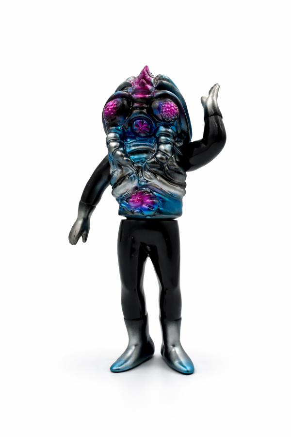 Re:BOOT  怪獸戰士系列全套(限定色） FIG.LAB 推出 Re.Boot 2 系列設計師玩具,以藍紫漸層電鍍質感打造未來怪獸角色。細節雕刻鮮明、風格強烈,適合收藏與展示的限量藝術玩具作品。