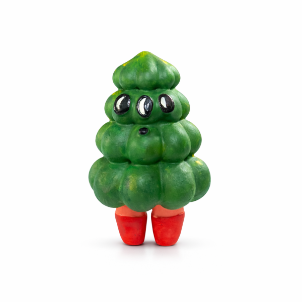 杜波淇｜樹仔（手繪） 原創設計師玩具「三眼粉樹怪」,粉紅樹系造型搭配三顆藍白眼睛,怪萌風格強烈。手工塗裝,每隻略有不同,適合收藏、擺飾、送禮與潮玩玩家