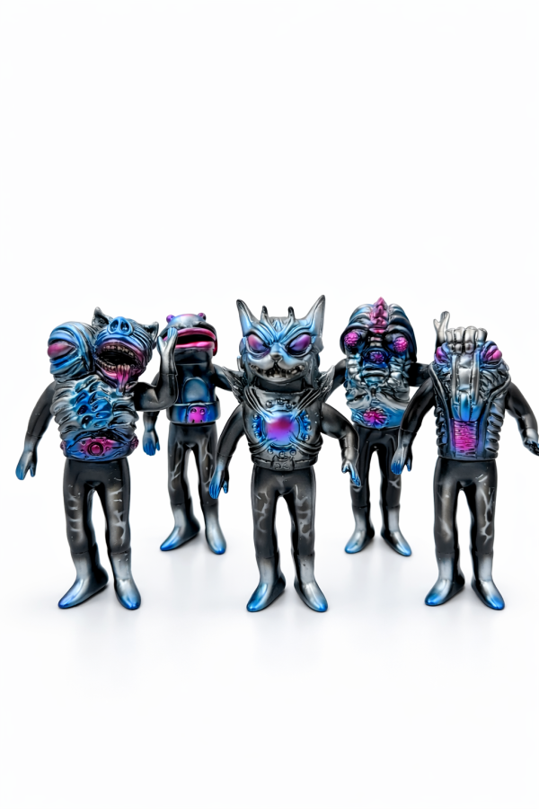 Re:BOOT  怪獸戰士系列全套(限定色） FIG.LAB 推出 Re.Boot 2 系列設計師玩具,以藍紫漸層電鍍質感打造未來怪獸角色。細節雕刻鮮明、風格強烈,適合收藏與展示的限量藝術玩具作品。