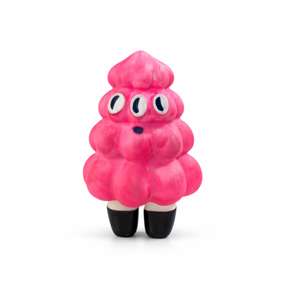 杜波淇｜樹仔（手繪） 原創設計師玩具「三眼粉樹怪」,粉紅樹系造型搭配三顆藍白眼睛,怪萌風格強烈。手工塗裝,每隻略有不同,適合收藏、擺飾、送禮與潮玩玩家