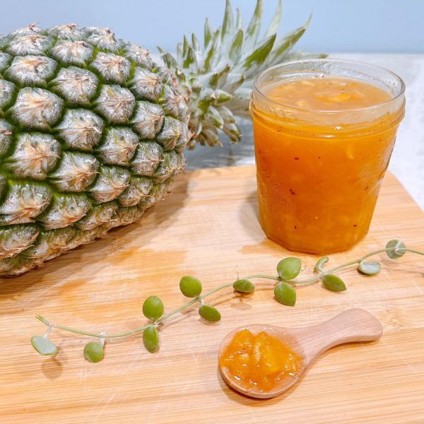 【發酵研究室】鳳梨的雙重滋味：酵素與果醬手作課 Pineapple Fermentation Workshop｜Enzyme & Jam Making 鳳梨酵素、鳳梨果醬、天然酵素製作、果醬手作課、發酵研究室、發酵課程、保存食課程、天然發酵飲、手工果醬、食品安全、居家發酵、健康飲食、台北手作課程、久久學堂