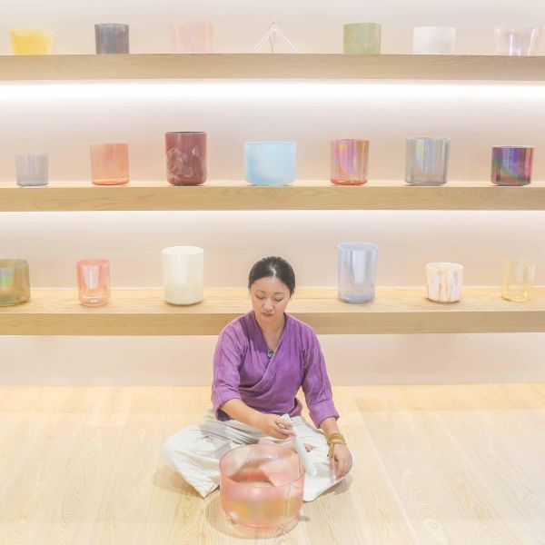 煉金水晶缽禪瑜伽｜下班後的身心歸位 週四常態課  Alchemy Crystal Bowl Zen Yoga – Restore Your Body & Mind After Work 水晶缽、禪瑜伽、水晶缽課程、水晶缽音療、身心放鬆、呼吸覺察、靜心課程、聲音療癒、舒壓課程、身心平衡、下班療癒、Crystal Tones、水晶缽共振、久久學堂、久號
