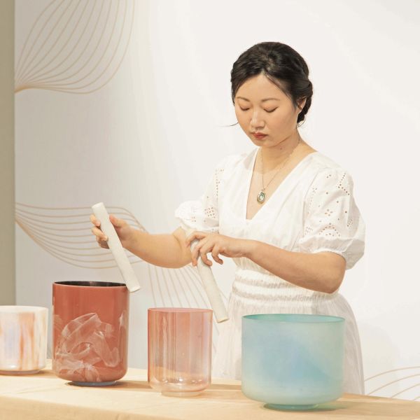 煉金水晶缽禪瑜伽｜下班後的身心歸位 週四常態課  Alchemy Crystal Bowl Zen Yoga – Restore Your Body & Mind After Work 水晶缽、禪瑜伽、水晶缽課程、水晶缽音療、身心放鬆、呼吸覺察、靜心課程、聲音療癒、舒壓課程、身心平衡、下班療癒、Crystal Tones、水晶缽共振、久久學堂、久號