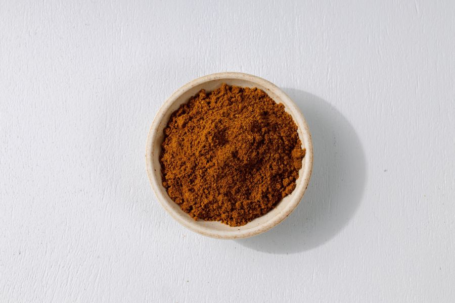 摩洛哥香料 Ras el hanout 摩洛哥香料, 北非綜合香料, 摩洛哥辛香料, 塔吉鍋香料, Ras El Hanout, 吉鍋料理 (Tagine), 北非小米 (Couscous), 摩洛哥燉雞, 羊肉燉煮, 蔬菜泥