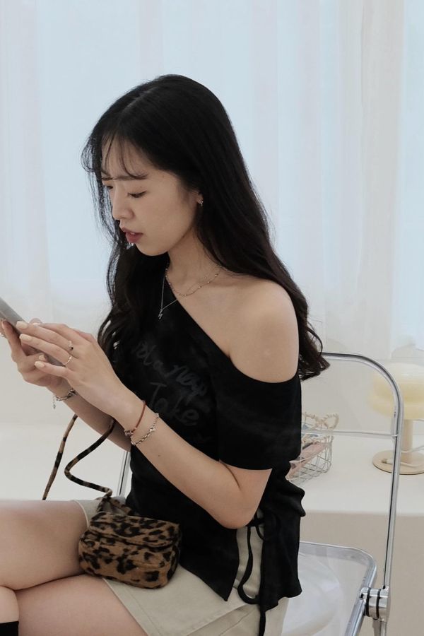 小辣椒斜肩抽繩上衣 