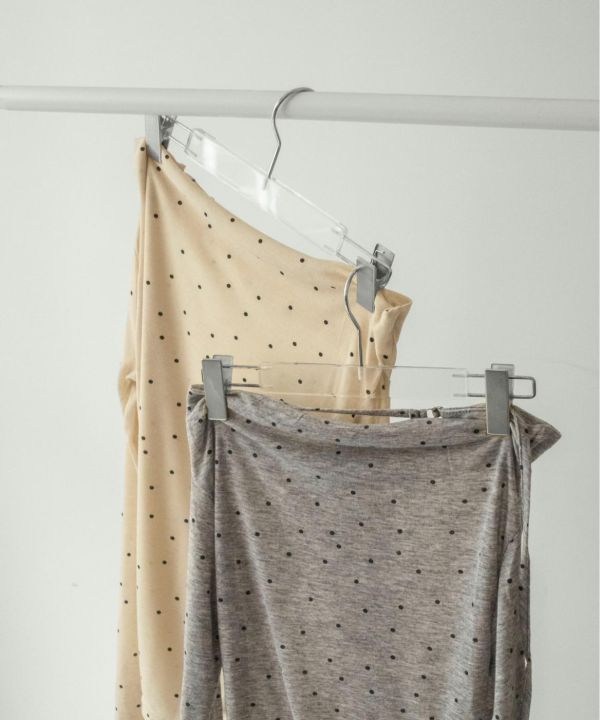 透膚點點露肩上衣 