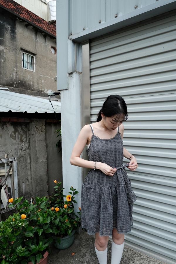 灰格紋皺感細肩洋 