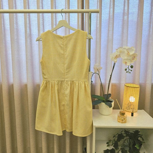 黃氣質小格紋無袖洋裝 二手女裙褲 / 長裙短裙 / 長褲短褲 / 穿搭推薦 / 高CP服飾