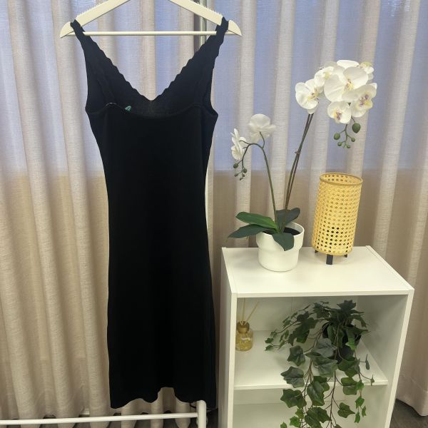 玫瑰刺繡修身針織吊帶裙 二手女裙褲 / 長裙短裙 / 穿搭推薦 / 高CP服飾/復古穿搭/刺繡商品/優雅洋裝/吊帶裙