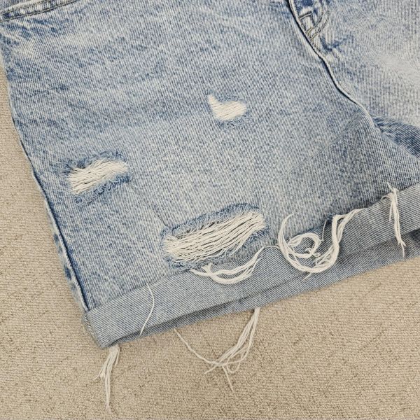 淺藍刷破排釦牛仔褲 二手女裙褲 / 長褲短褲 / 穿搭推薦 / 高CP服飾