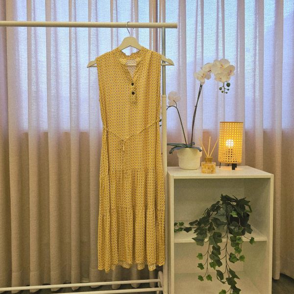黃無袖薄款印花洋裝 二手女裙褲 / 長裙短裙 / 長褲短褲 / 穿搭推薦 / 高CP服飾