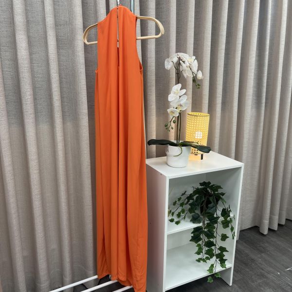 亮橘無袖長禮服 二手女裙褲 / 長裙短裙 /  穿搭推薦 / 高CP服飾/海邊穿搭/夏日穿搭/出遊穿搭/亮眼禮服/禮服/氣質穿搭