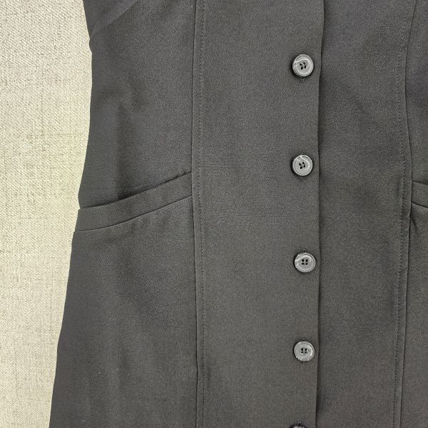 黑無袖排釦洋裝 二手女裙褲 / 長裙短裙 / 長褲短褲 / 穿搭推薦 / 高CP服飾