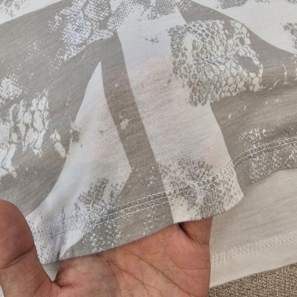 白蛇皮印花長版微透T恤 女上衣 / 二手女裝 / 穿搭