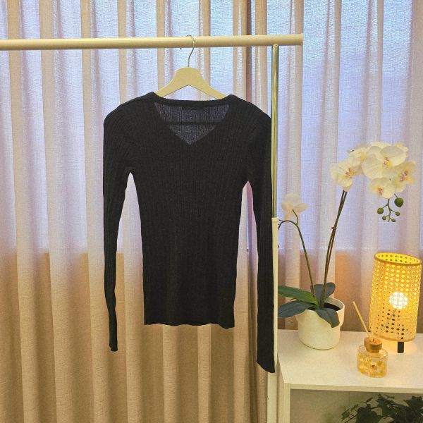 黑V領修身麻花毛衣 女上衣 / 二手女裝 / 穿搭