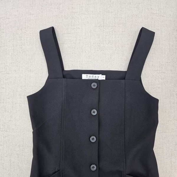 黑無袖排釦洋裝 二手女裙褲 / 長裙短裙 / 長褲短褲 / 穿搭推薦 / 高CP服飾