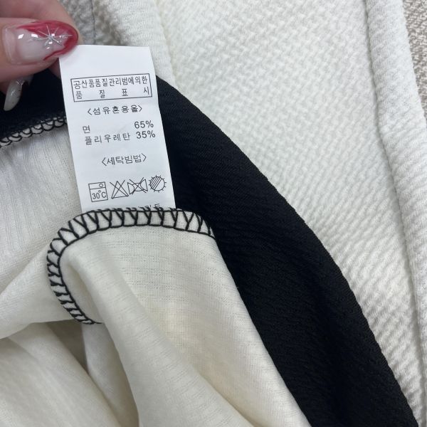 氣質款白色約會百搭小外套 女上衣 / 二手女裝 / 穿搭/貼身 /合身 /  合肩 / 短版 /合身剪裁 / 短版外套/約會穿搭