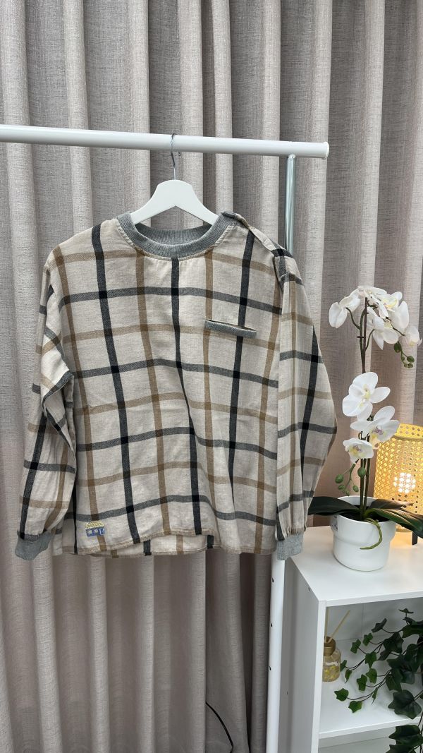 卡其色格子大學T 女上衣,二手女裝,穿搭,上衣,格子衫,日系穿搭,日常穿搭,舒適好穿,鹽系穿搭,冬日穿搭,春季穿搭