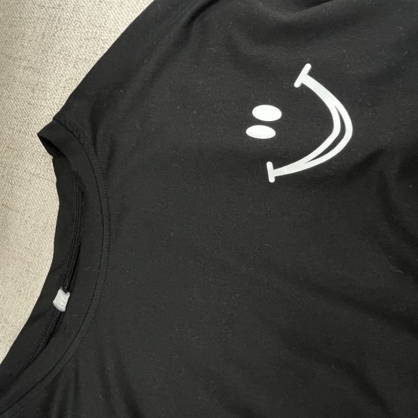 微笑長版T 女上衣,二手女裝,穿搭,上衣,長版T,日常穿搭,休閒穿搭,舒適好穿