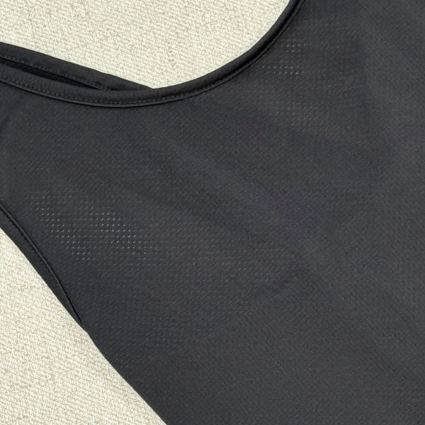 黑色透氣網眼交叉運動背心 女上衣 / 二手女裝 / 穿搭