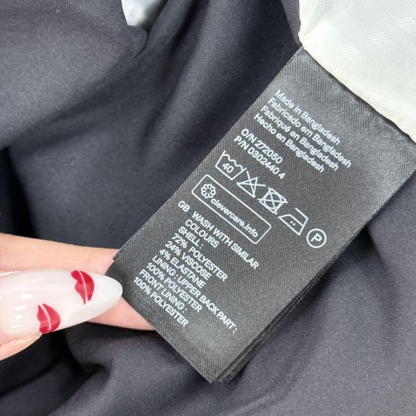 氣質款灰色修身線條感洋裝 二手女裙褲 / 長裙短裙 / 長褲短褲 / 穿搭推薦 / 高CP服飾/貼身 /合身 / 無袖 /洋裝 /包臀裙 / 收腰 / 溫柔氣質風 / 短版＋貼身辣妹風 /極簡質感風  / OL俐落通勤風