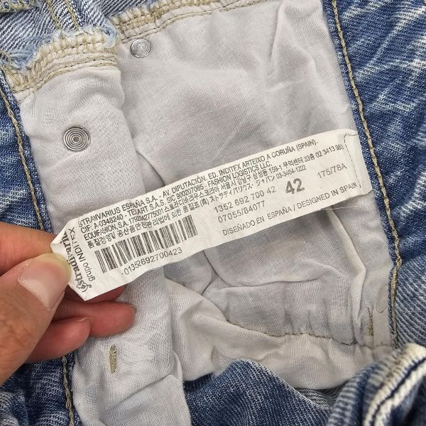 淺藍刷破排釦牛仔褲 二手女裙褲 / 長褲短褲 / 穿搭推薦 / 高CP服飾