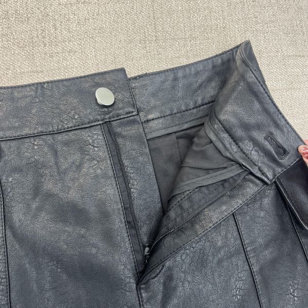 鐵灰色仿皮包臀短裙 二手女裙褲,長裙,短裙,長褲,短褲,穿搭推薦,高CP服飾,洋裝,吊帶褲,吊帶裙