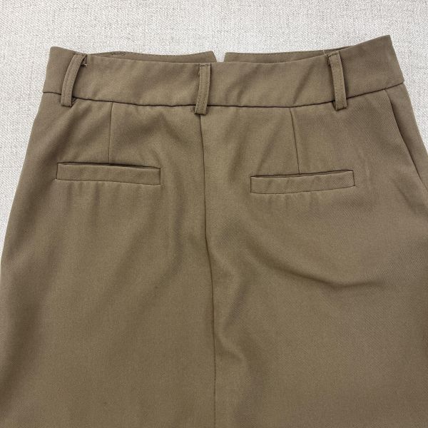 卡其色通勤西裝裙 二手女裙褲 / 長裙短裙 / 長褲短褲 / 穿搭推薦 / 高CP服飾/直筒/A字/寬鬆 / 綁帶設計 / 寬鬆直筒 / 開衩設計