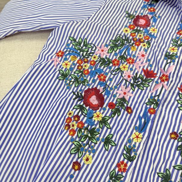 日系古著藍白條紋花襯衫 女上衣 / 二手女裝 / 穿搭/落肩設計 /寬鬆長版 / 慵懶隨性風/寬鬆 / Oversize /正常版 / 層次穿搭/日系清新風 /復古古著風/襯衫