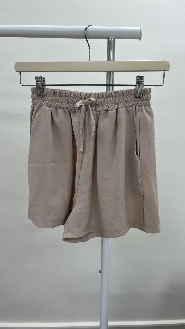 米色休閒短褲 二手女褲,二手女裝,短褲,穿搭推薦,高CP服飾,運動短褲,休閒短褲,運動風穿搭,睡褲,休閒穿搭