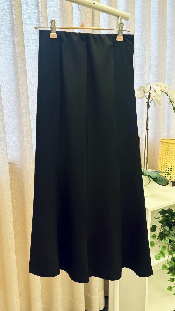 通勤黑色百搭西裝裙 二手女裙褲 / 長裙短裙 / 長褲短褲 / 穿搭推薦 / 高CP服飾/A字 /包臀裙 / 收腰 /韓系簡約寬鬆風 /溫柔氣質風 /極簡質感風 / OL俐落通勤風