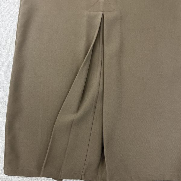 卡其色通勤西裝裙 二手女裙褲 / 長裙短裙 / 長褲短褲 / 穿搭推薦 / 高CP服飾/直筒/A字/寬鬆 / 綁帶設計 / 寬鬆直筒 / 開衩設計