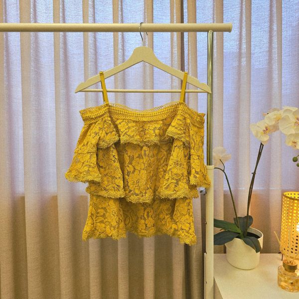 暖黃三層蕾絲平口吊帶上衣 女上衣 / 二手女裝 / 穿搭