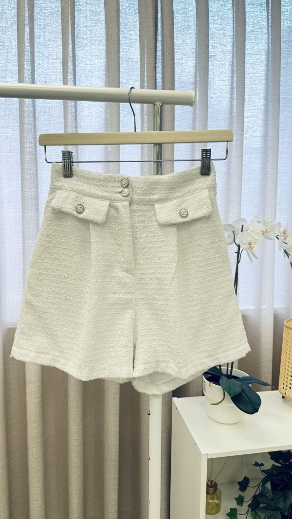 小香風白色名媛款短褲 二手女裙褲,長裙,短裙,長褲,短褲,穿搭推薦,高CP服飾,洋裝,吊帶褲,吊帶裙