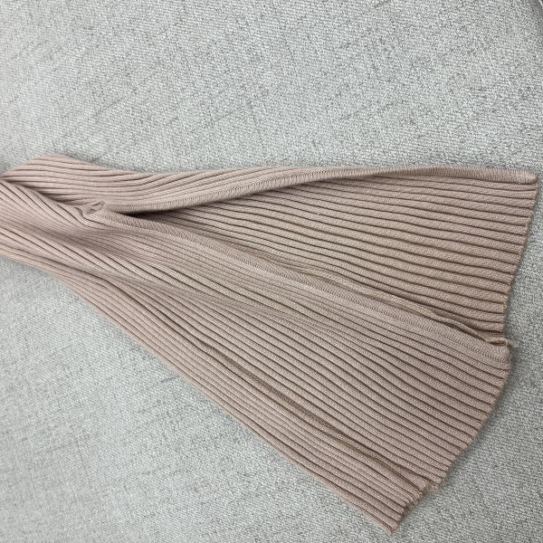 粉針織超修身洋裝 二手女裙褲 / 長裙短裙 /穿搭推薦 / 高CP服飾/針織/針織洋裝/修身洋裝/氣質穿搭/約會穿搭