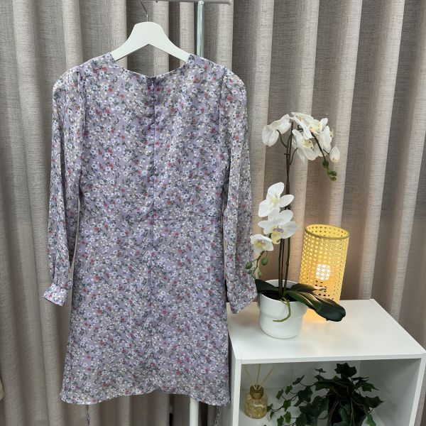 紫色碎花洋裝 二手女裙,長裙,短裙,穿搭推薦,高CP服飾,洋裝,約會穿搭,氣質穿搭,出遊穿搭,氣質長裙,紫色長裙,碎花裙