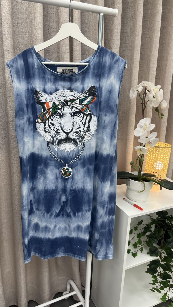 藍色渲染街頭風無袖背心 女上衣,二手女裝,穿搭,夏日穿單,無袖背心,街頭風,渲染上衣,下半身失蹤,運動風穿搭,復古穿搭,休閒穿搭,日常穿搭