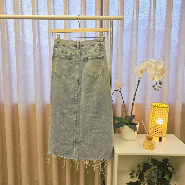 淺牛仔刷破側開衩長裙 二手女裙褲 / 長裙短裙 / 長褲短褲 / 穿搭推薦 / 高CP服飾