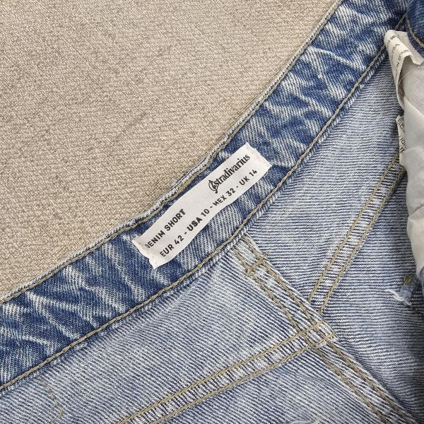 淺藍刷破排釦牛仔褲 二手女裙褲 / 長褲短褲 / 穿搭推薦 / 高CP服飾