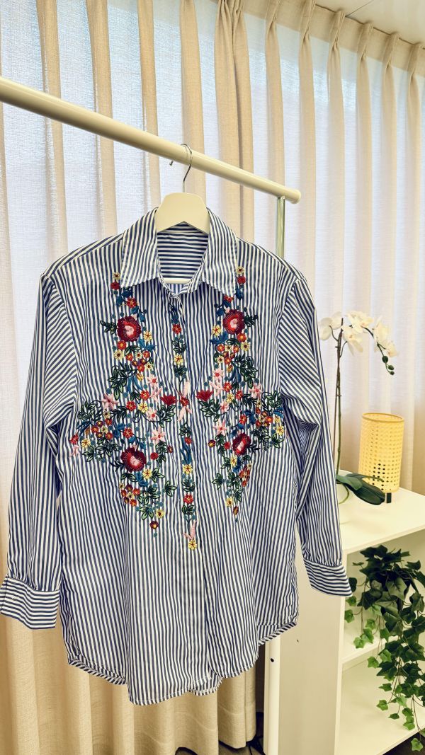 日系古著藍白條紋花襯衫 女上衣 / 二手女裝 / 穿搭/落肩設計 /寬鬆長版 / 慵懶隨性風/寬鬆 / Oversize /正常版 / 層次穿搭/日系清新風 /復古古著風/襯衫