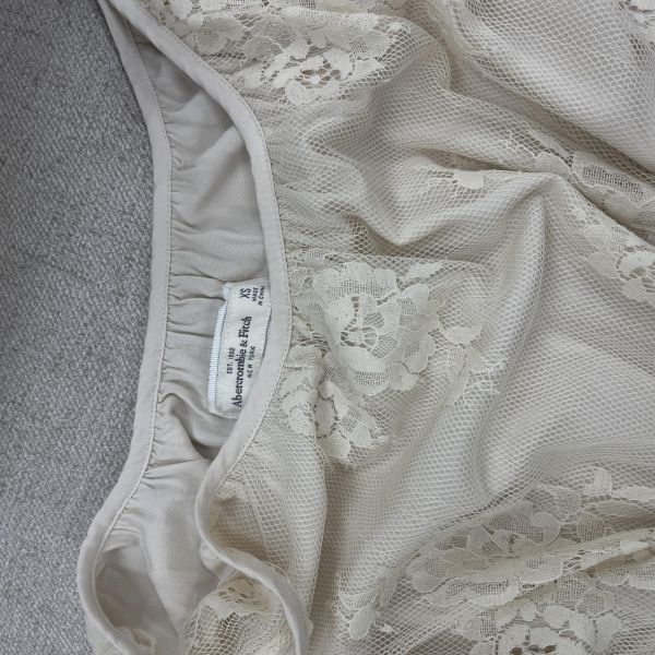 淺黃氣質感短裙 二手女裙褲,長裙,短裙,長褲,短褲,穿搭推薦,高CP服飾,洋裝,吊帶褲,吊帶裙 碎花