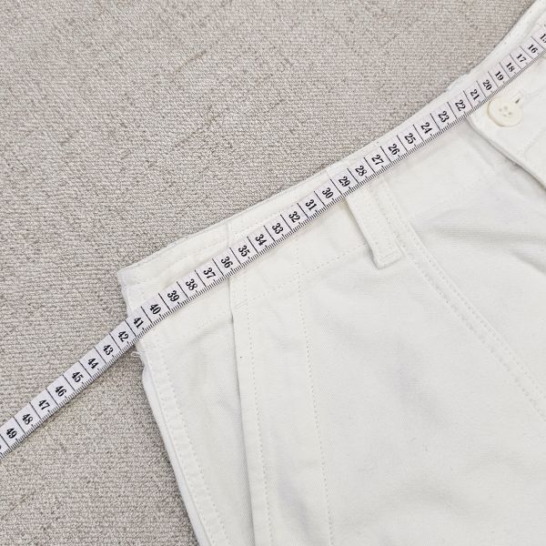 白色高腰排扣顯瘦短褲 二手女裙褲 / 長裙短裙 / 長褲短褲 / 穿搭推薦 / 高CP服飾