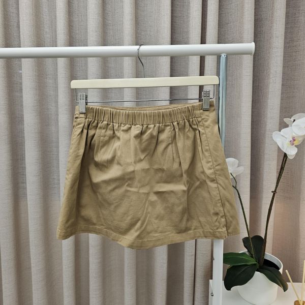 淺棕綁帶logo小包短裙 二手女裙褲 / 長裙短裙 / 穿搭推薦 / 高CP服飾