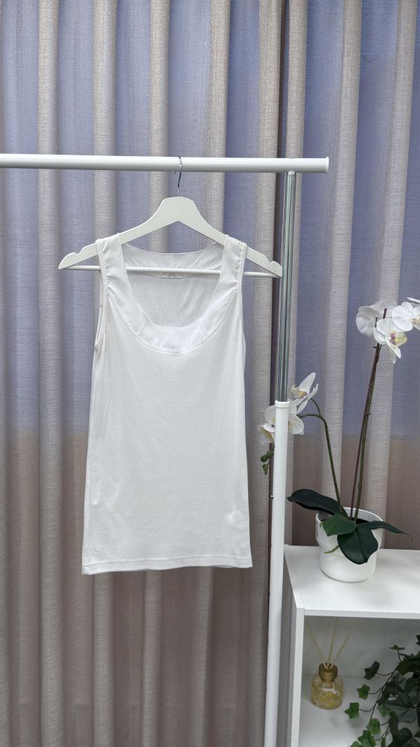 簡約純白無袖時尚背心 女上衣 / 二手女裝 / 穿搭/寬鬆 / Oversize / 無袖/韓系簡約寬鬆風 / 慵懶隨性風 / 極簡質感風 /背心/休閒