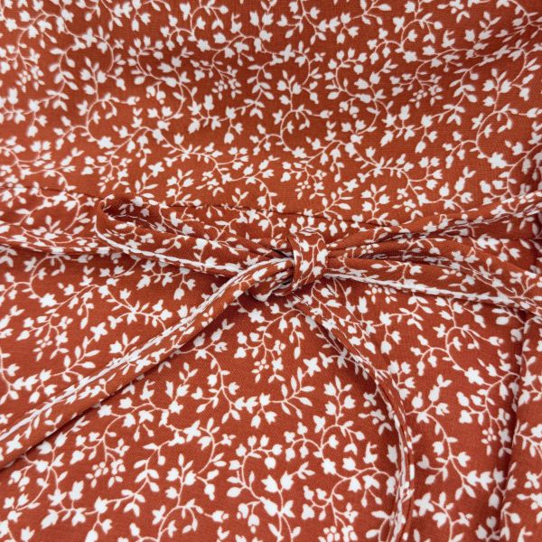 紅色碎花洋裝 二手女裙褲 / 長裙短裙 / 長褲短褲 / 穿搭推薦 / 高CP服飾/寬鬆長版 / 寬鬆 /長版/洋裝/收腰 /日系清新風