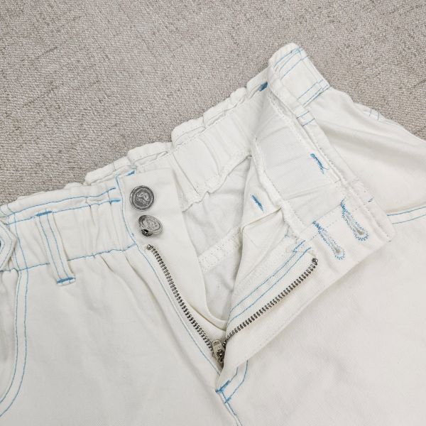 白色藍車線小鬍子logo短褲 二手女裙褲 / 長褲短褲 / 穿搭推薦 / 高CP服飾