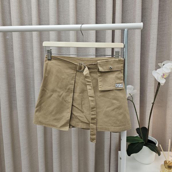 淺棕綁帶logo小包短裙 二手女裙褲 / 長裙短裙 / 穿搭推薦 / 高CP服飾